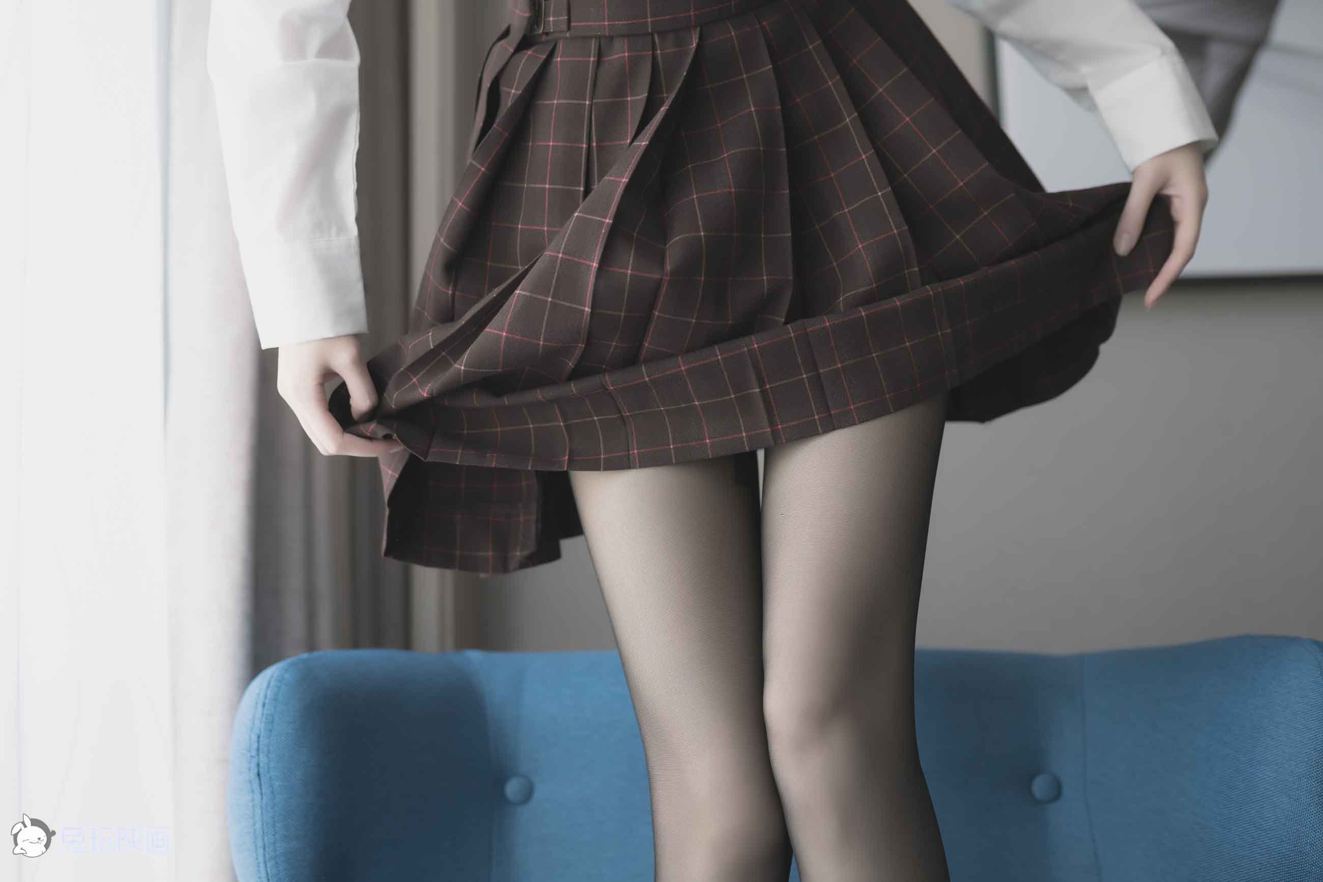[兔玩映画]B88.004蓝椅子上的黑丝少女插图2
